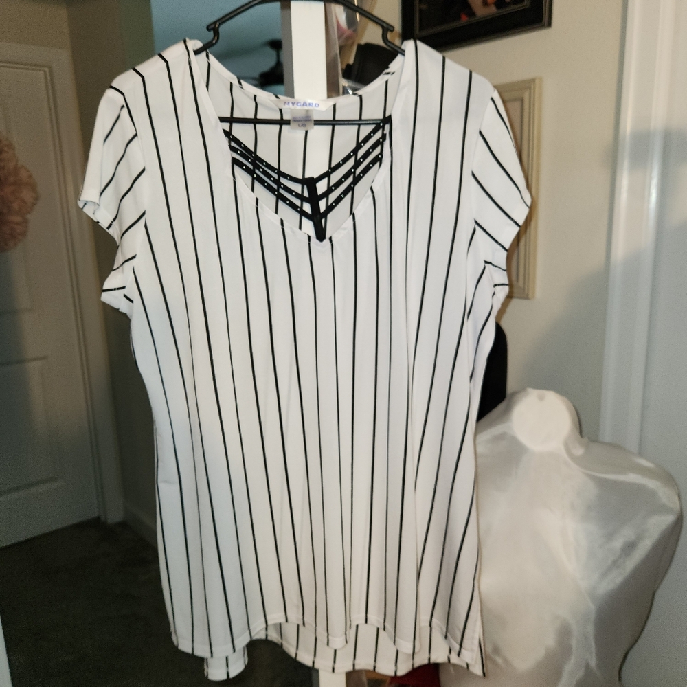 New Directions Black and White Cap Sleeve Blouse